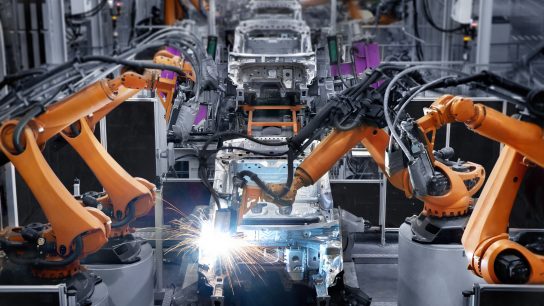 Teollisuudessa hyvödynnetään laajasti automatiikkaa. Kuvassa autoteollisuuden prosessi.